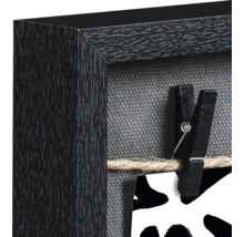 Detailansicht eines Fotorahmens mit Wäscheklammern und Kordel