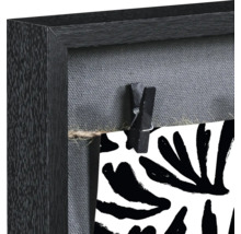 Detailansicht eines Bilderrahmens mit Wäscheklammer und Muster