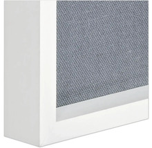 Detailansicht einer Pinnwand mit Stoffbezug und weißem Rahmen