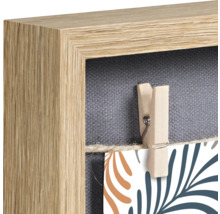 Detailansicht eines Holzfotorahmens mit Wäscheklammer zum Aufhängen von Fotos