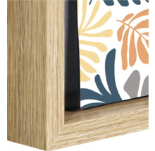 Detailansicht eines Bildes mit floralem Muster und Holzrahmen