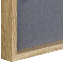 Detailansicht einer Pinnwand mit Holzrahmen und Stoffoberfläche