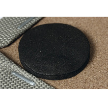 Schwarzer Dämmstoff als Schallschutzmaßnahme