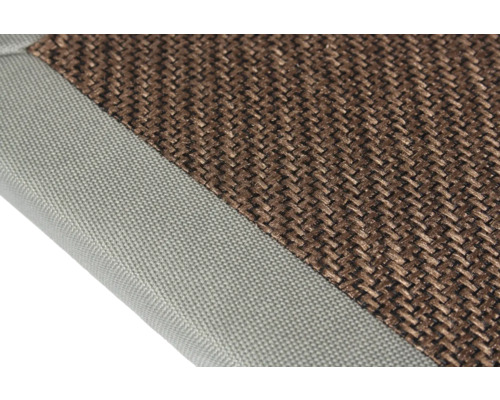 Detailaufnahme eines braunen Teppichs mit hellgrauer Umrandung.