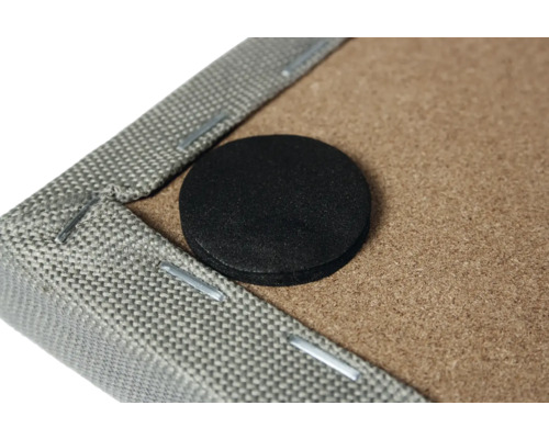 Detailansicht eines Keilrahmens mit Leinwand und schwarzem Filzgleiter