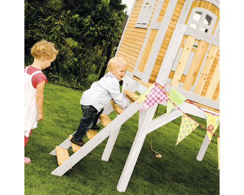 Spielhaus aus Holz mit Kindern im Garten