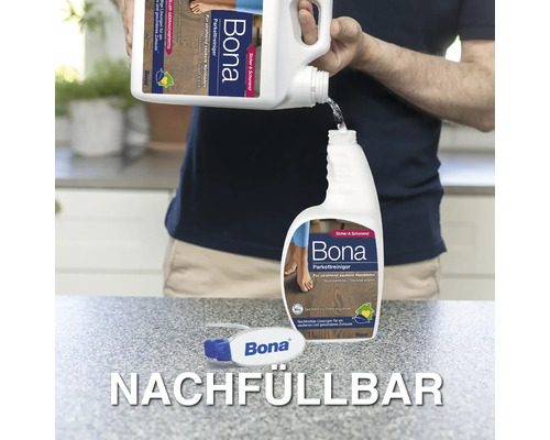 Nachfüllbare Bona Parkettreiniger Flasche wird befüllt