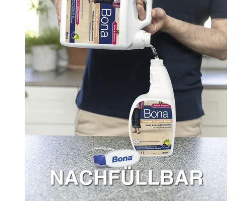 Nachfüllbare Bona Reinigungsflasche für geölte Böden wird nachgefüllt