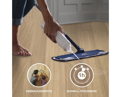 Bodenreinigung mit Sprühmopp auf Holzboden