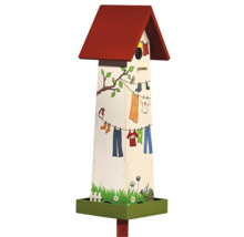 Dekoratives Vogelhaus mit Wäscheleine-Motiv und rotem Dach