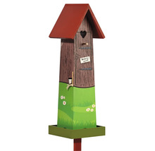 Dekoratives Vogelhaus im Design eines Holzhauses mit Herz