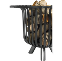 Brennholzkorb aus Metall gefüllt mit Holz