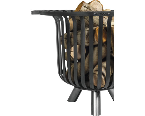 Brennholzkorb aus Metall gefüllt mit Holz