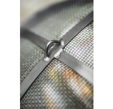 Detailaufnahme eines Metallfunkenschutzes für eine Feuerschale mit Griff