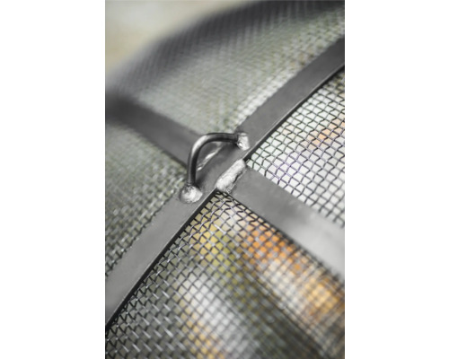 Detailaufnahme eines Feuerkorb-Funkenschutzgitters mit Griff und Metallrahmen