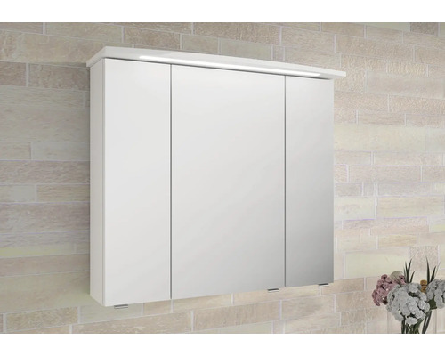 Spiegelschrank mit drei Türen und Beleuchtung im Badezimmer