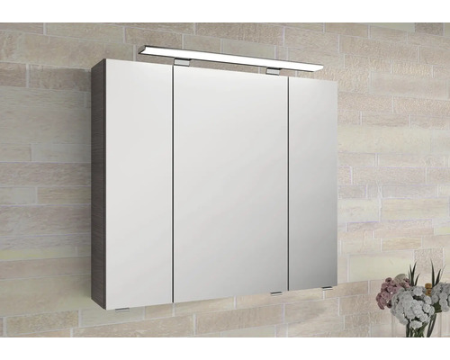 Spiegelschrank mit drei Türen und Beleuchtung im Badezimmer