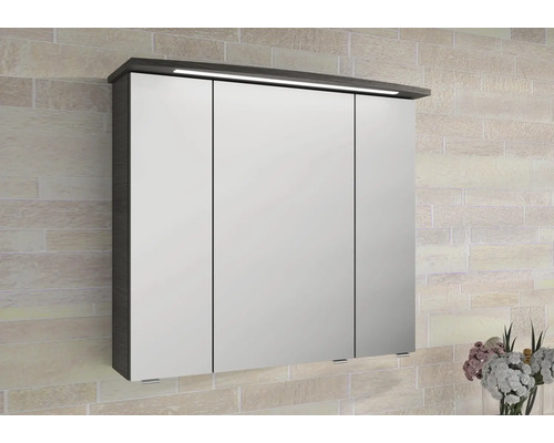 Spiegelschrank mit drei Türen und Beleuchtung im Badezimmer