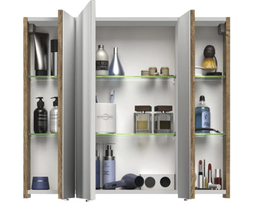 Geöffneter Spiegelschrank mit verschiedenen Badartikeln auf Glasablagen.