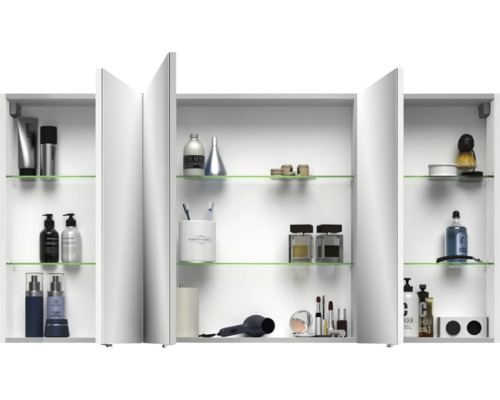 Spiegelschrank mit drei Türen und Glasböden, gefüllt mit Badutensilien