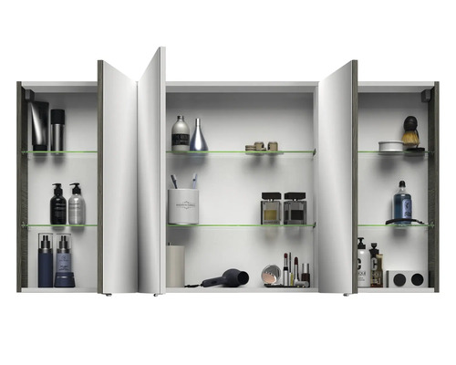Offener Spiegelschrank mit Glasböden und diversen Badartikeln