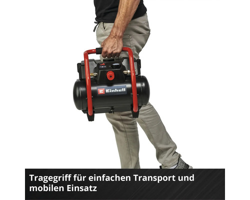 Mann trägt Einhell Kompressor mit Tragegriff