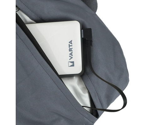 Varta Logo auf einer Powerbank in einer Jackentasche