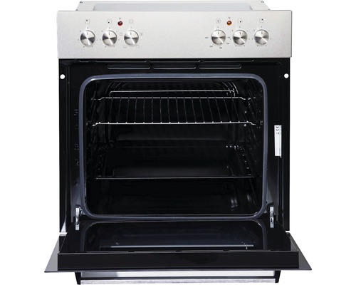 Freistehender Herd mit geöffneter Backofentür