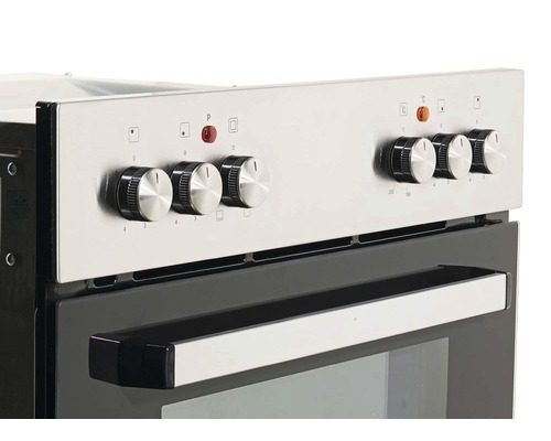 Nahaufnahme eines silberfarbenen Herds mit Bedienknöpfen und einem Griff an der Ofentür