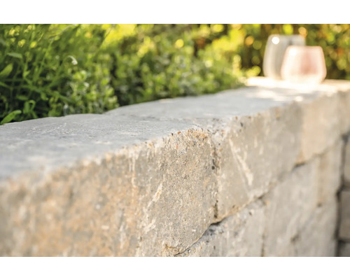 Mauer aus Betonsteinen im Garten