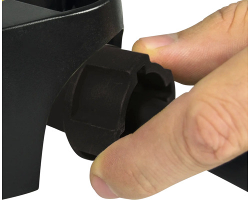 Nahaufnahme einer Person, die einen schwarzen Befestigungsknopf dreht