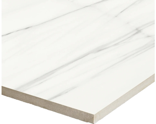 Weiße Bodenfliese mit Marmoroptik