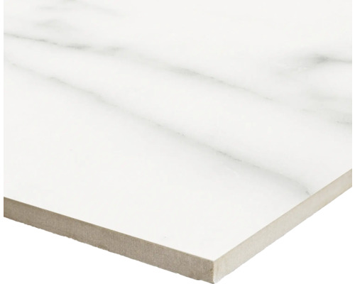 Weiße Bodenfliese mit Marmoroptik