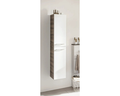 Badezimmer Szene mit einem weißen und holzfarbenen Hängeschrank.