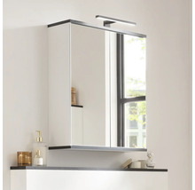 Badezimmer mit Spiegelschrank und Beleuchtung
