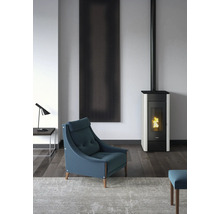 Wohnzimmer mit Sessel, Kaminofen und Dekoration für ein gemütliches Ambiente