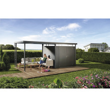 Szene mit Gartenhaus, Terrasse und Sitzgruppe im Garten