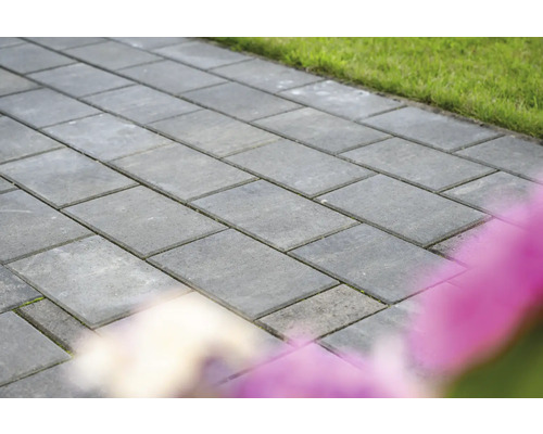 Verlegung von grauen Pflastersteinen im Garten