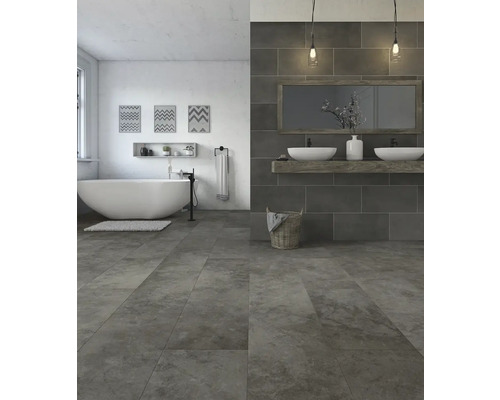 Modernes Badezimmer mit freistehender Badewanne, Waschtisch und grauen Fliesen