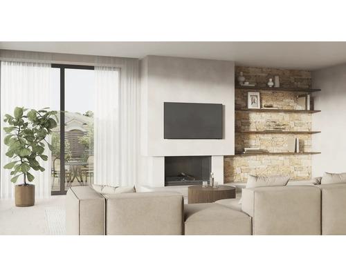 Wohnzimmer mit Couch, Fernseher und Kamin