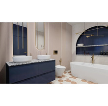 Badezimmer mit Waschtisch, Spiegel, Toilette und Badewanne