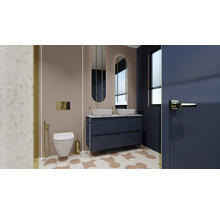 Helles Badezimmer mit Waschtisch, Spiegeln, Toilette und modernen Armaturen.