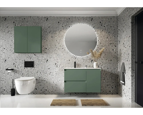 Modernes Badezimmer mit Waschtisch, Spiegelschrank, Toilette und runden Spiegel mit Beleuchtung