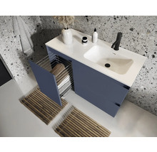 Modernes Badezimmer mit Waschtischunterschrank, Handtuchhalter und Ablagefläche