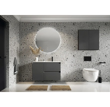 Modernes Badezimmer mit Waschbeckenunterschrank, Spiegelschrank und Wand-WC vor gemusterter Wand