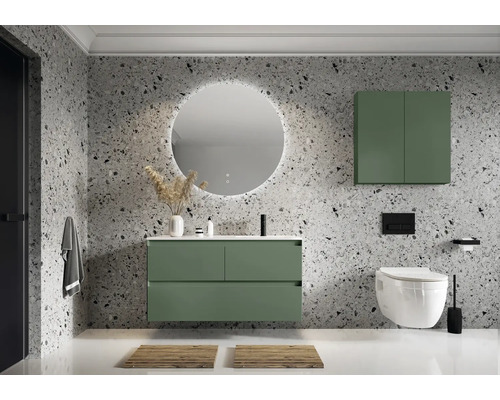 Modernes Badezimmer mit Waschtisch, Spiegel, Wandschrank und Toilette.