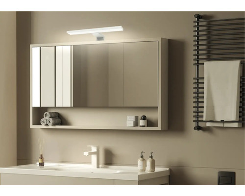 Modernes Badezimmer mit Spiegelschrank, Waschbecken, Handtuchwärmer und minimalistischem Design