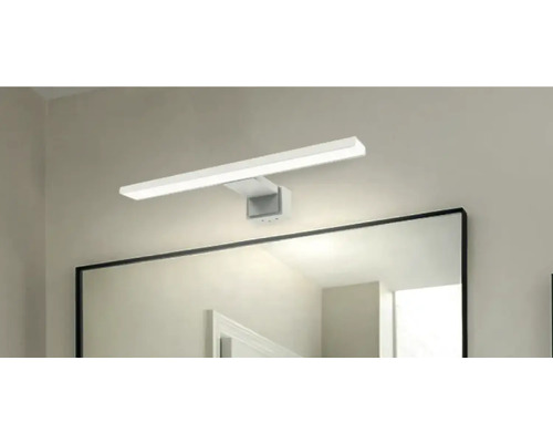 Badezimmer mit Spiegelschrank und LED-Leuchte