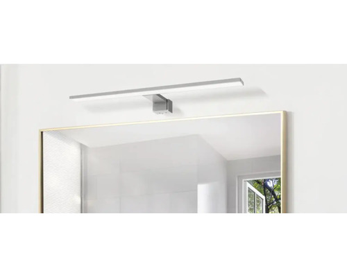 Spiegelleuchte mit LED über einem Spiegel im Badezimmer.