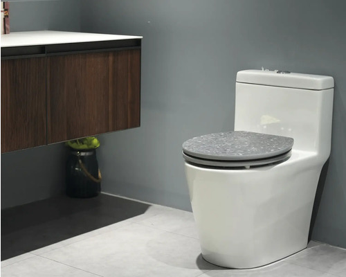 Weißes WC mit grauem WC-Sitz in Badezimmerumgebung
